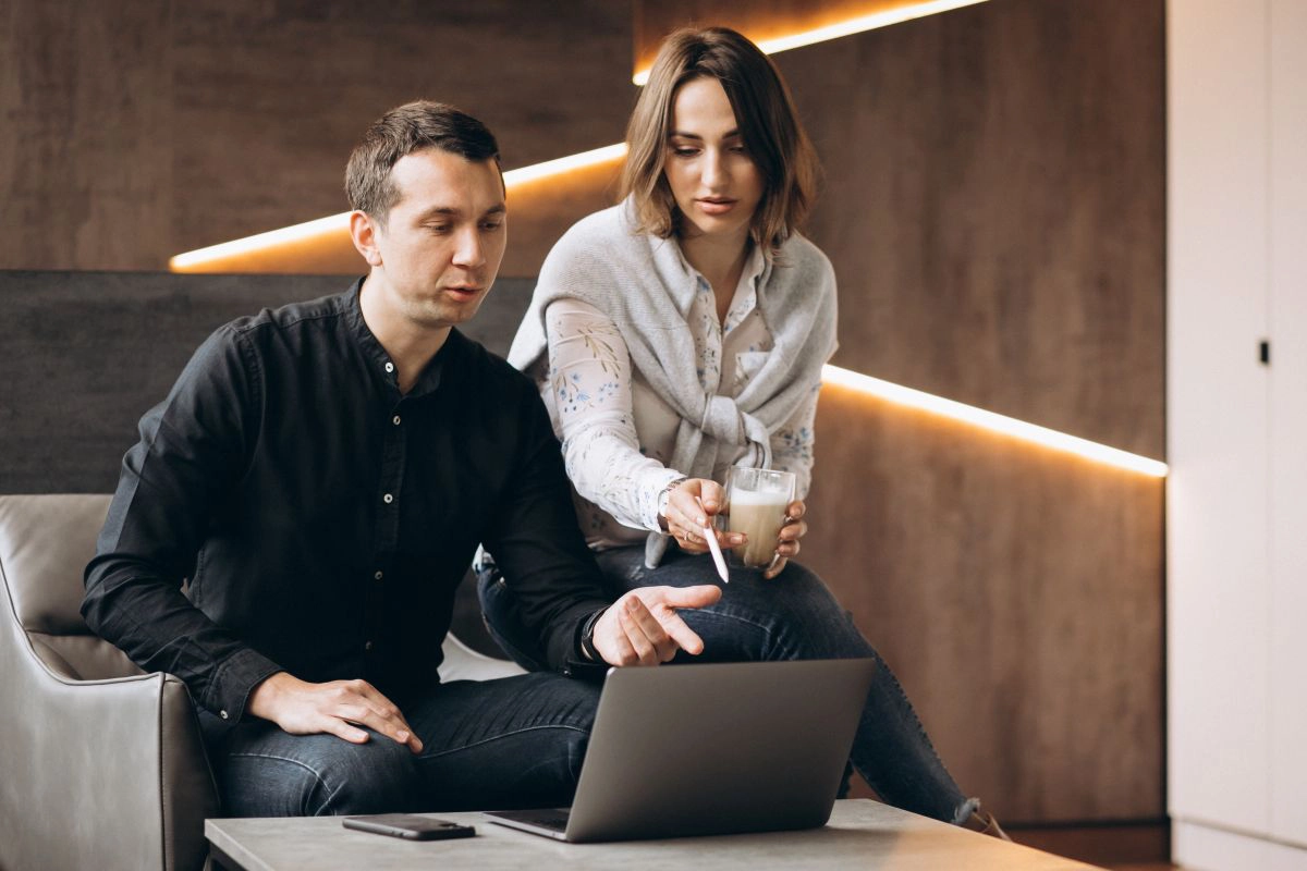 Kollegaer samarbejder digitalt omkring dokumenter og kommunikation