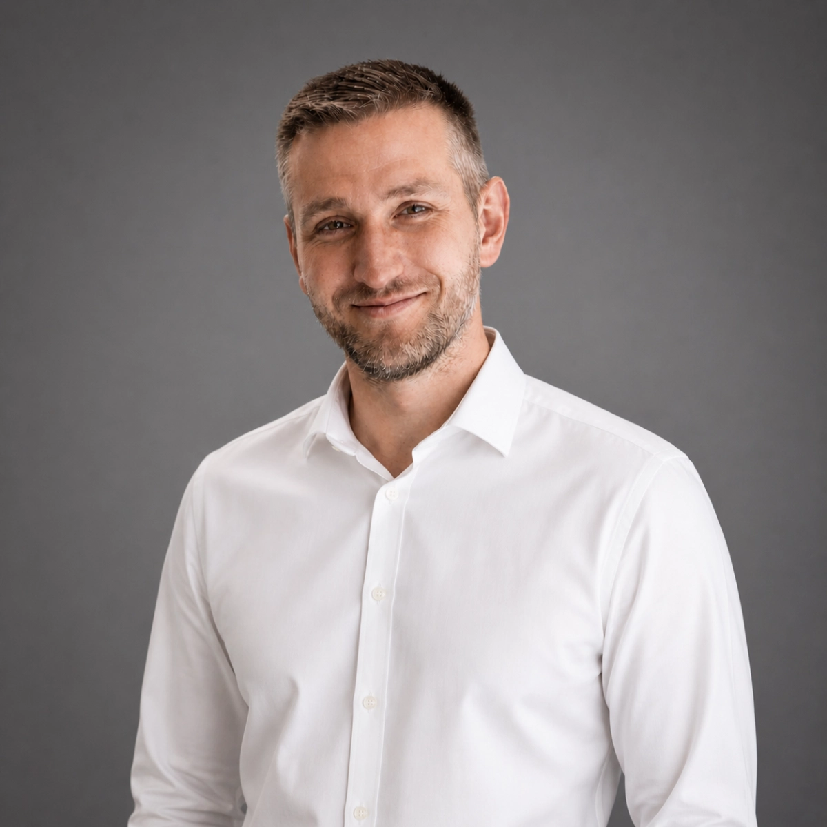 Emil Blichfeldt protræt hvid skjorte